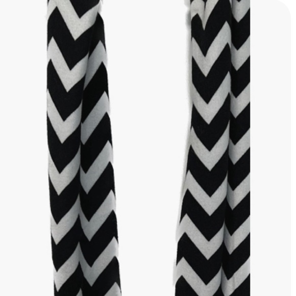 NWT Chevron Infinity Scarf Black/White - Picture 3 of 4